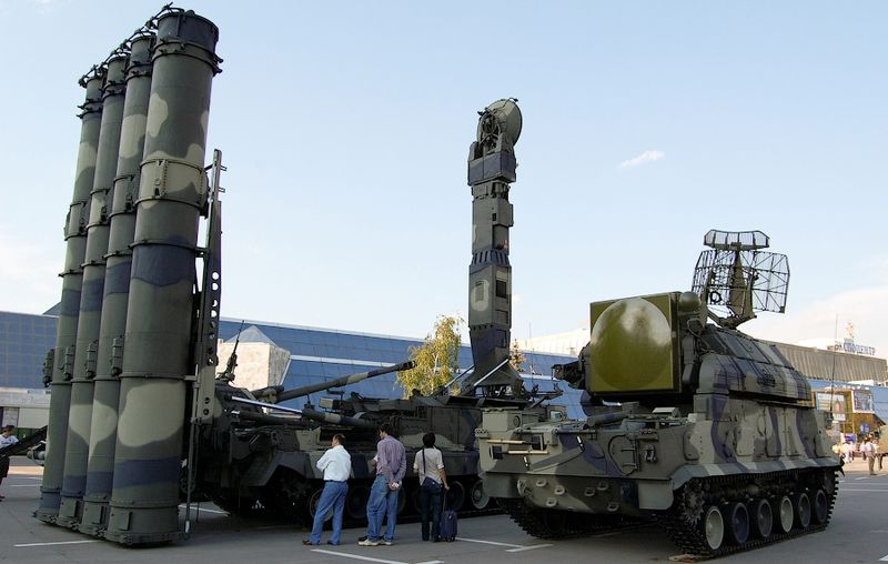 Tor-M1_and_S-300V_SAM,_2008