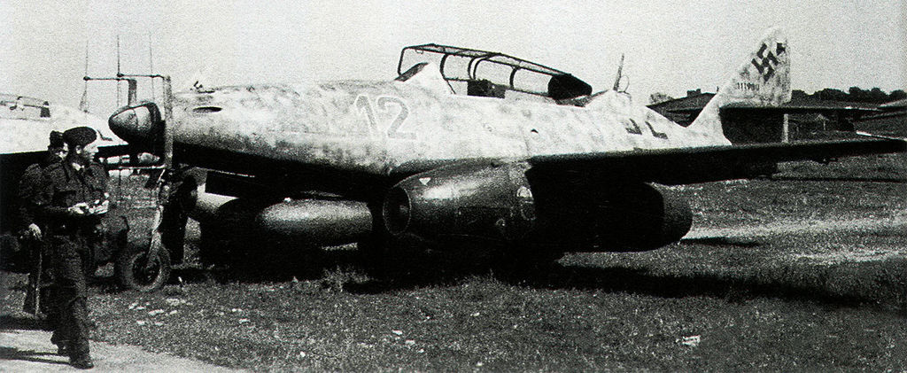 1-Messerschmitt-Me-262B-10.NJG11-Red-11-Schleswig-Jagel-1945-01