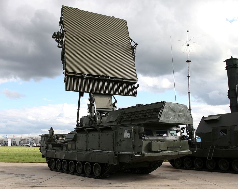 1200px-9S15M_Obzor-3_acquisition_radar_(1)