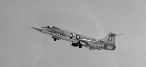 55-2957 YF-104A takes-off-on-altitude-record-flight-6-May-1958