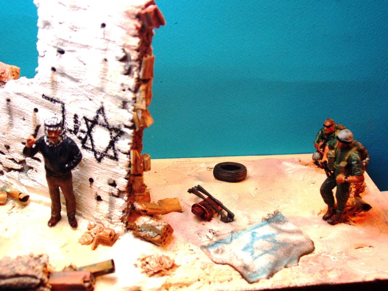 Diorama su sfondo azzurro