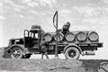 Soldati usano una pompa per rifornire d'acqua delle botti su un camion Libia 06-1940