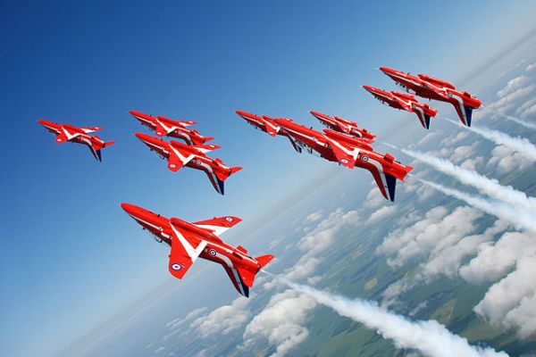 640px-The_Red_Arrows_display_over_RAF_Scampton_MOD_45147901