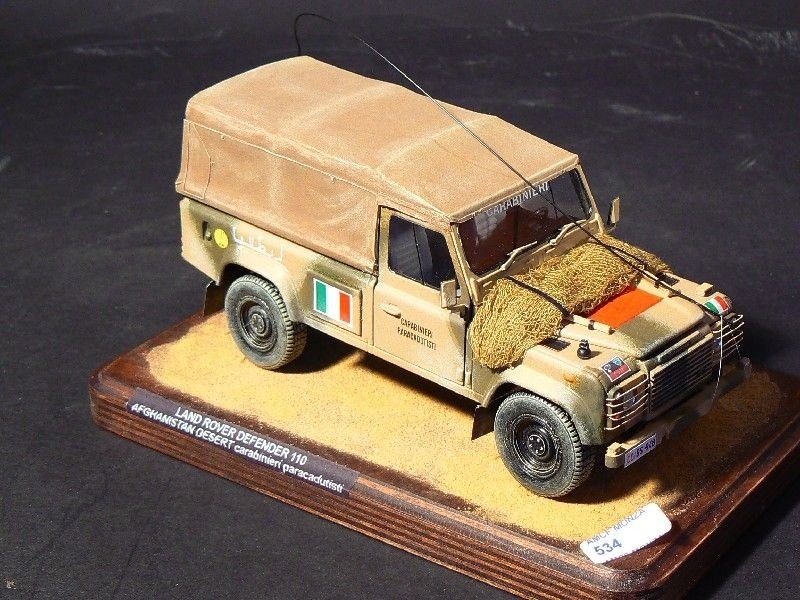 Land Rover Defender 110 Carabinieri paracadutisti scala 1-24 Di Radice Martino A.M. Bollate.JPG