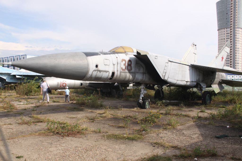 38_Red_Mikoyan_Mig-25P_Russian_Air_Force_(8019101351)