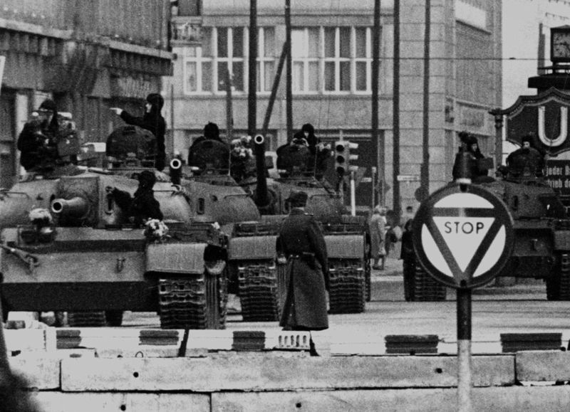Soviet_tanks_in_Berlin_1961