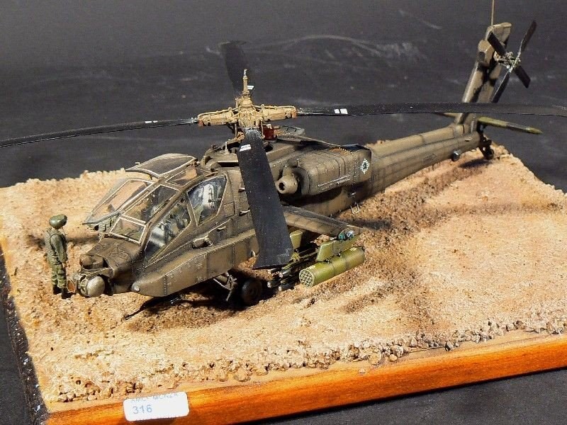 AH 64 Apache scala 1-48 di Zanoni Oscar Hobby Model Sedriano.JPG
